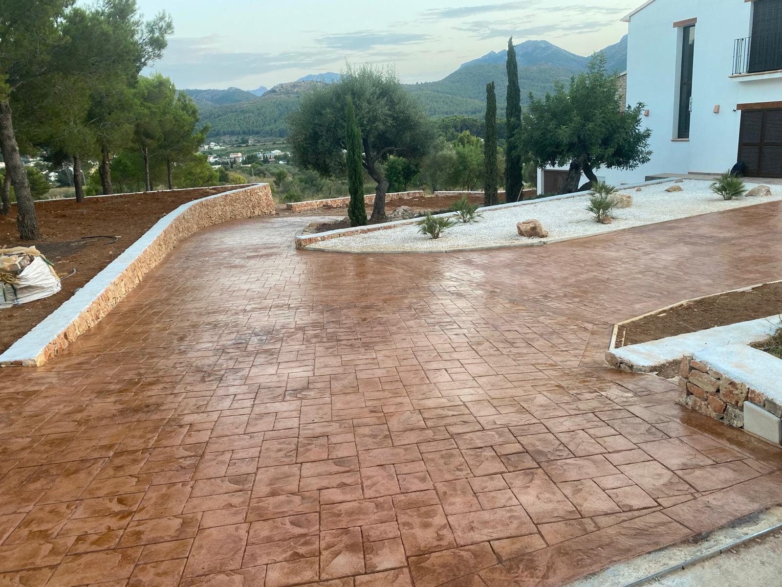 Acceso de vehículos con hormigón impreso color terracota